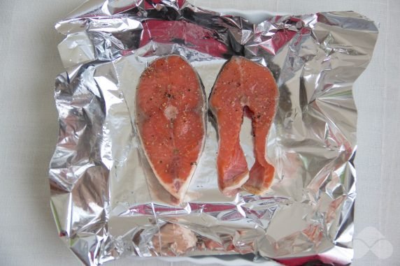 Стейки из красной рыбы в духовке – фото приготовления рецепта, шаг 4