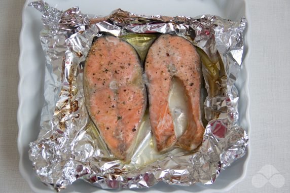 Стейки из красной рыбы в духовке – фото приготовления рецепта, шаг 5