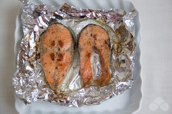 Стейки из красной рыбы в духовке – фото приготовления рецепта, шаг 6