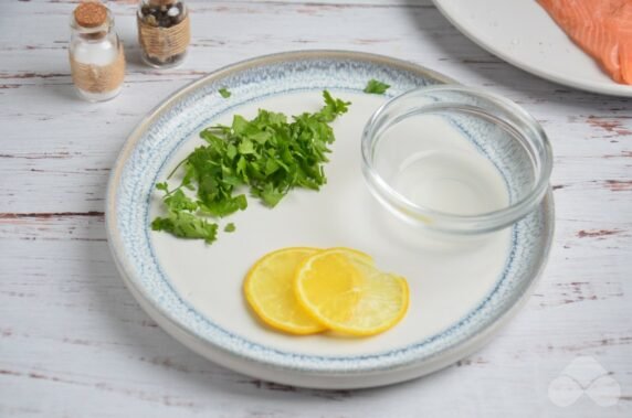 Лосось, запеченный в чесночно-масляном соусе – фото приготовления рецепта, шаг 3