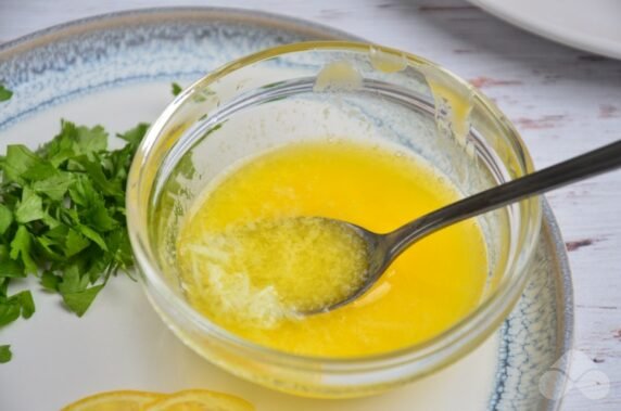 Лосось, запеченный в чесночно-масляном соусе – фото приготовления рецепта, шаг 4