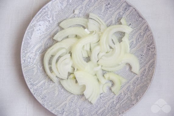 Треска с картофелем и луком в духовке – фото приготовления рецепта, шаг 3