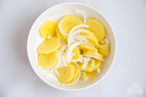 Треска с картофелем и луком в духовке – фото приготовления рецепта, шаг 5