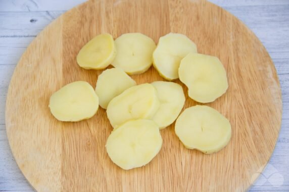 Треска запеченная с картошкой в сметанно-майонезной заливке