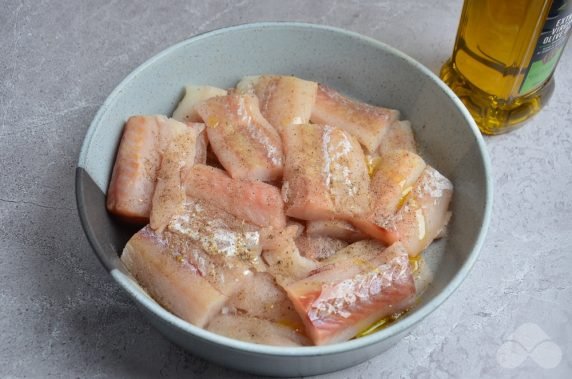 Филе минтая, запеченное в панировочных сухарях – фото приготовления рецепта, шаг 1
