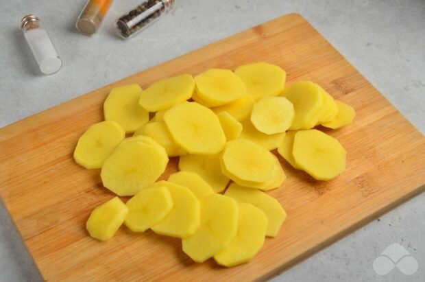 Картошка со свининой под сыром в духовке – фото приготовления рецепта, шаг 1