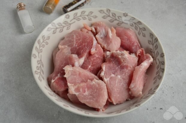 Картошка со свининой под сыром в духовке – фото приготовления рецепта, шаг 2
