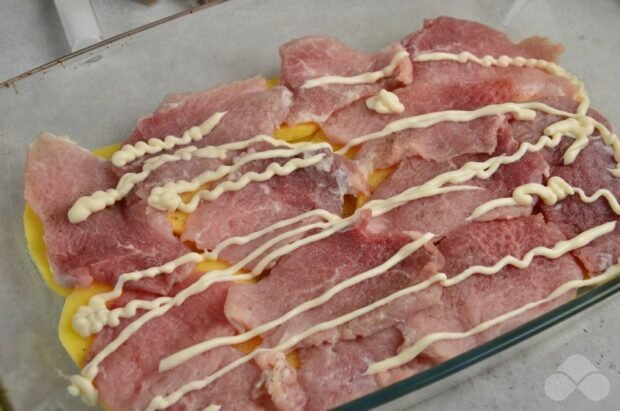 Картошка со свининой под сыром в духовке – фото приготовления рецепта, шаг 6