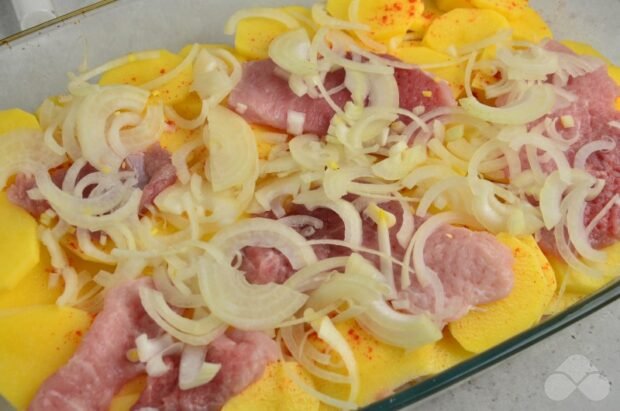 Картошка со свининой под сыром в духовке – фото приготовления рецепта, шаг 7