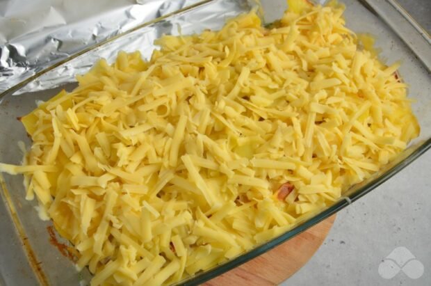 Картошка со свининой под сыром в духовке – фото приготовления рецепта, шаг 8