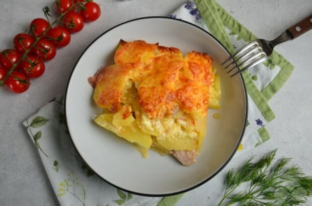 Картошка со свининой под сыром в духовке – фото приготовления рецепта, шаг 9
