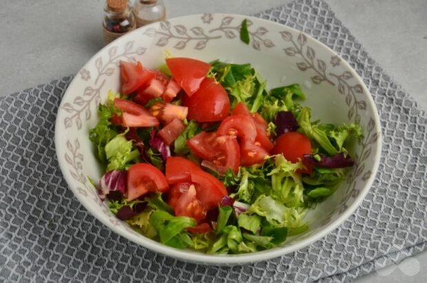 Овощной салат с яйцами и креветками – фото приготовления рецепта, шаг 2