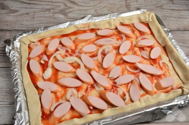 Пицца на слоеном тесте с сосисками – фото приготовления рецепта, шаг 4