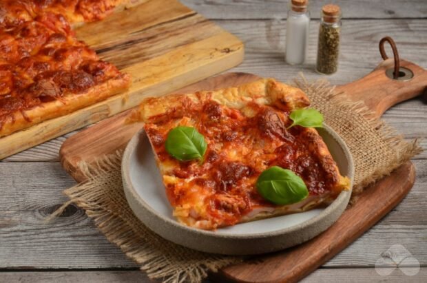 Пицца на слоеном тесте с сосисками – фото приготовления рецепта, шаг 6