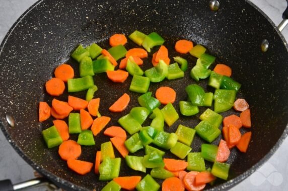 Плов с креветками и овощами – фото приготовления рецепта, шаг 2