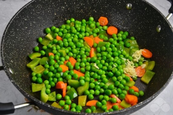 Плов с креветками и овощами – фото приготовления рецепта, шаг 3