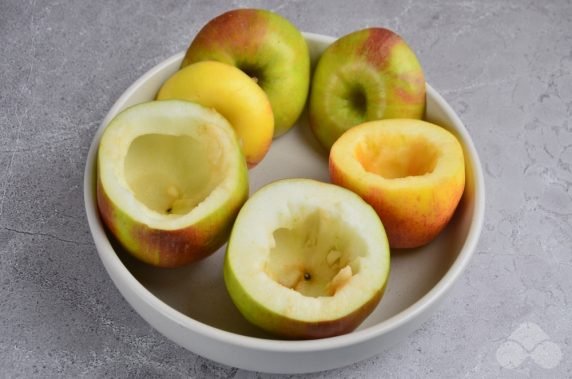 Вариант 1: Печенные яблоки яблоки в духовке с орехами и изюмом — пошаговый рецепт с фото
