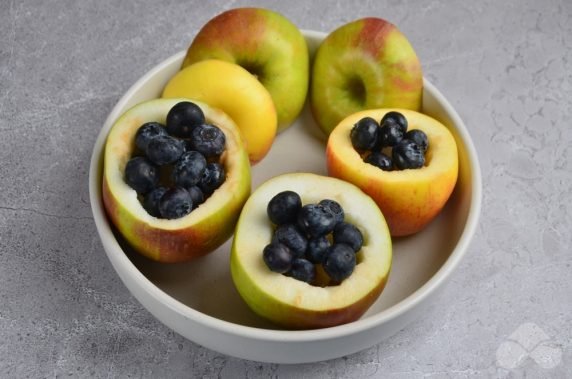 Яблоки, запеченные с ягодами и медом – фото приготовления рецепта, шаг 3