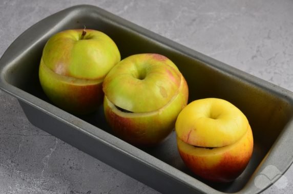 Яблоки, запеченные с ягодами и медом – фото приготовления рецепта, шаг 4