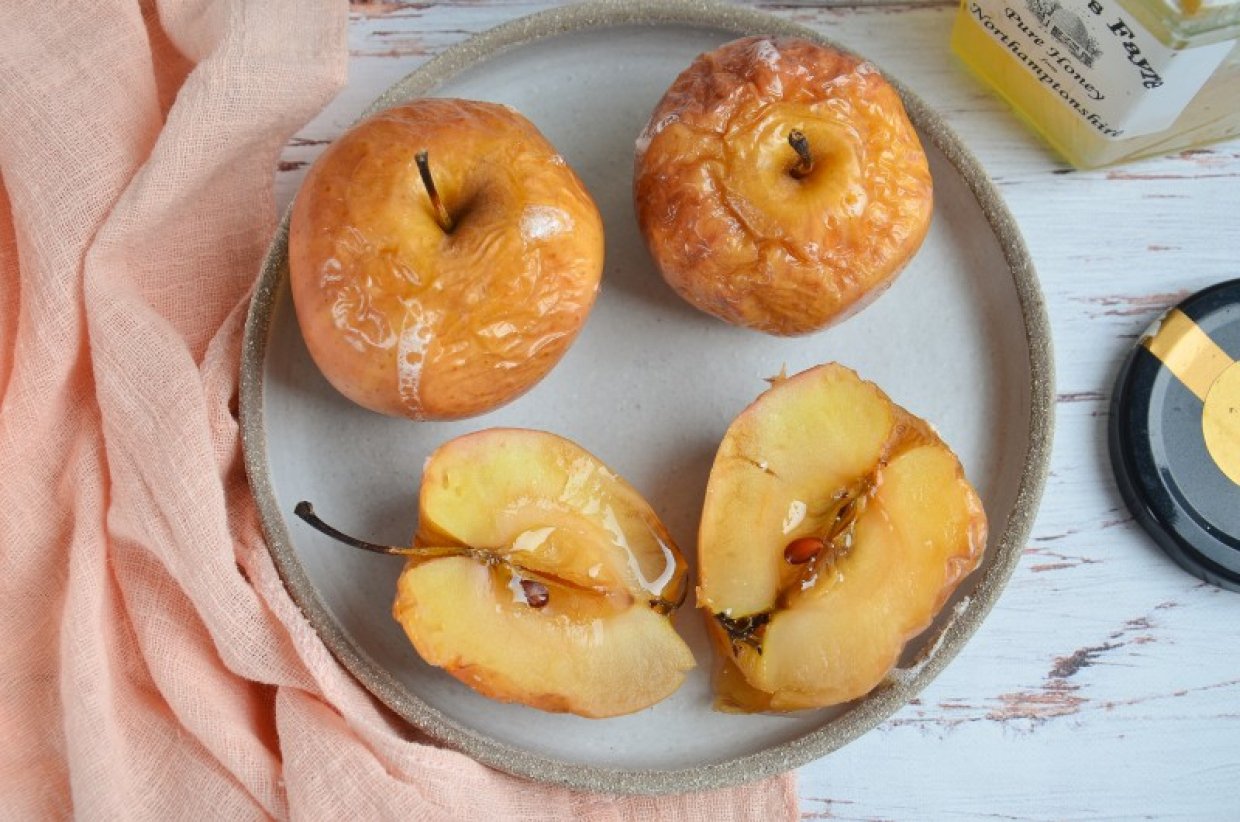 Рецепт печеных яблок с медом. Запеченные яблоки целиком. Печеные яблоки ПП. Печеные яблоки с взбитым белком. Запеченные яблоки дольками.