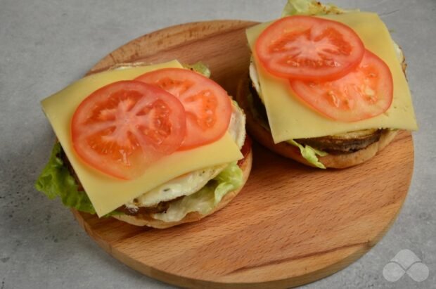 Гамбургер с яйцом и помидорами – фото приготовления рецепта, шаг 6