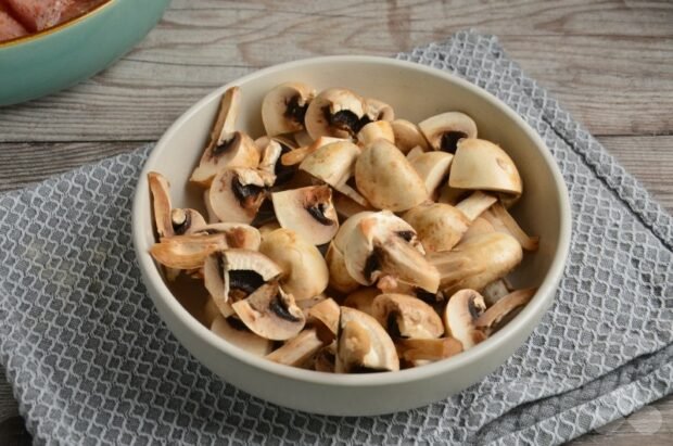 Куриное филе с грибами и сметаной в рукаве – фото приготовления рецепта, шаг 3