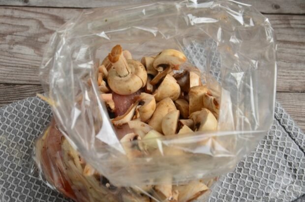 Куриное филе с грибами и сметаной в рукаве – фото приготовления рецепта, шаг 5