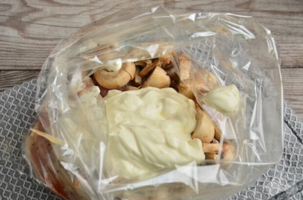 Куриное филе с грибами и сметаной в рукаве – фото приготовления рецепта, шаг 6