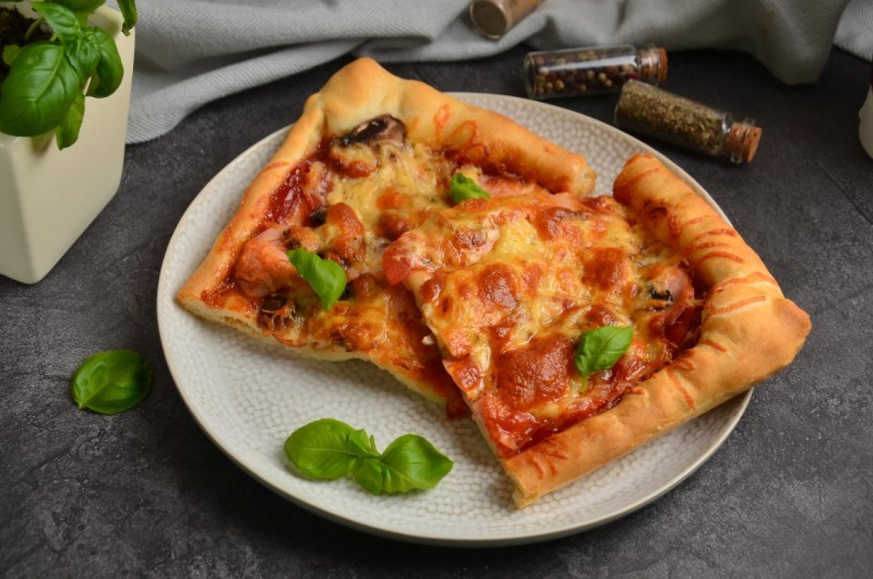 Пицца с сыром и помидорами - 10 пошаговых фото в рецепте