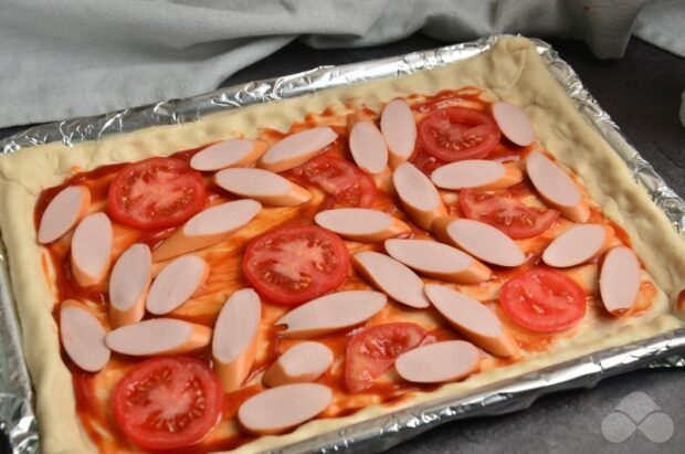 Пицца с сосисками и грибами – фото приготовления рецепта, шаг 4