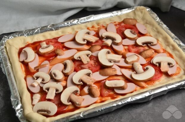 Пицца с сосисками и грибами – фото приготовления рецепта, шаг 5