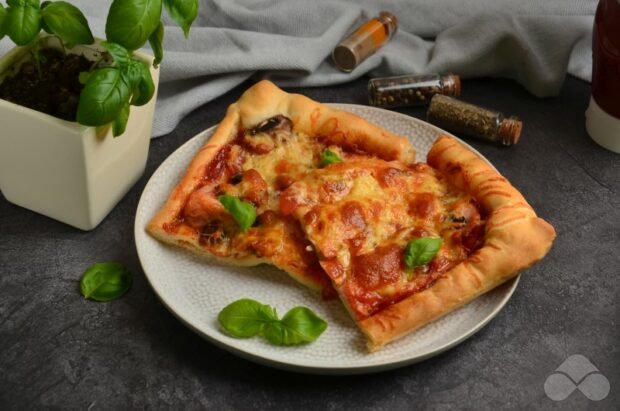 Пицца с сосисками и грибами – фото приготовления рецепта, шаг 7