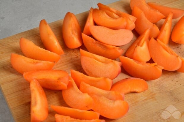 Слойки с абрикосами и маскарпоне – фото приготовления рецепта, шаг 3