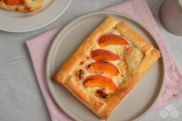 Слойки с абрикосами и маскарпоне – фото приготовления рецепта, шаг 6