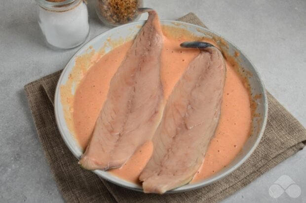 Филе скумбрии в томатном кляре на сковороде – фото приготовления рецепта, шаг 3