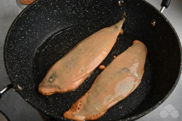 Филе скумбрии в томатном кляре на сковороде – фото приготовления рецепта, шаг 4