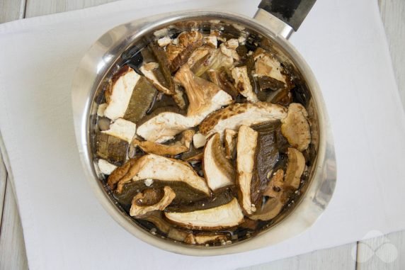Тушеная капуста с сушеными грибами – фото приготовления рецепта, шаг 1