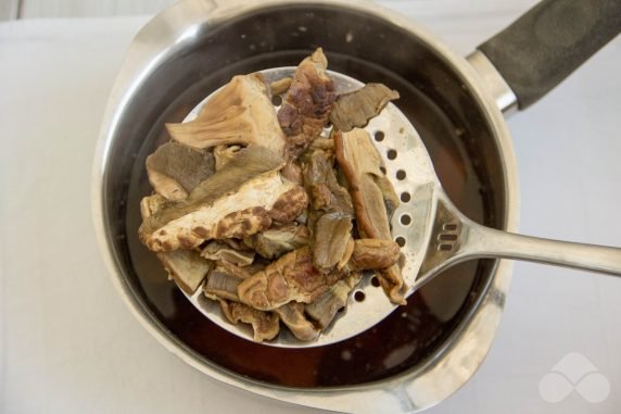 Тушеная капуста с сушеными грибами – фото приготовления рецепта, шаг 2