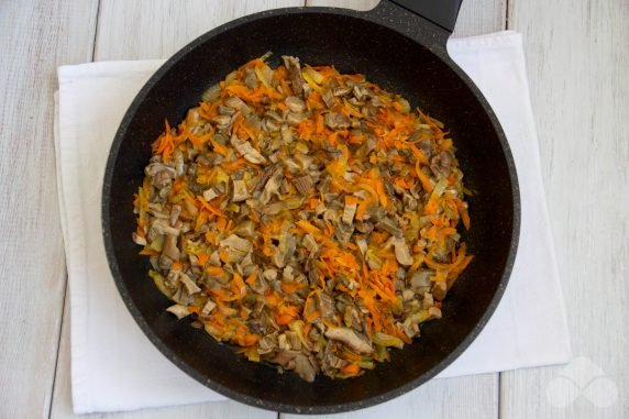 Тушеная капуста с сушеными грибами – фото приготовления рецепта, шаг 5