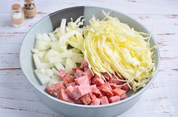 Тушеная капуста с копченой колбасой и томатным соком – фото приготовления рецепта, шаг 1
