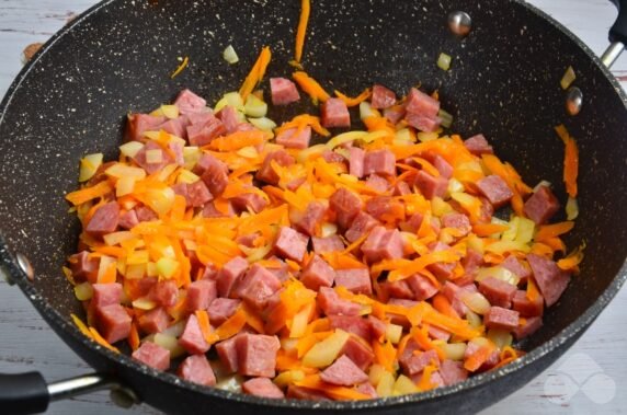 Тушеная капуста с копченой колбасой и томатным соком – фото приготовления рецепта, шаг 4