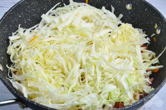 Тушеная капуста с копченой колбасой и томатным соком – фото приготовления рецепта, шаг 5