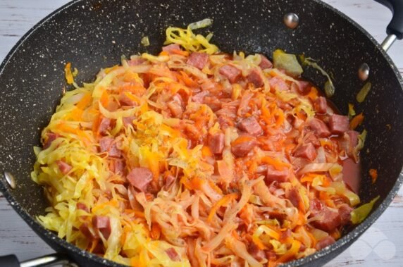 Тушеная капуста с копченой колбасой и томатным соком – фото приготовления рецепта, шаг 6