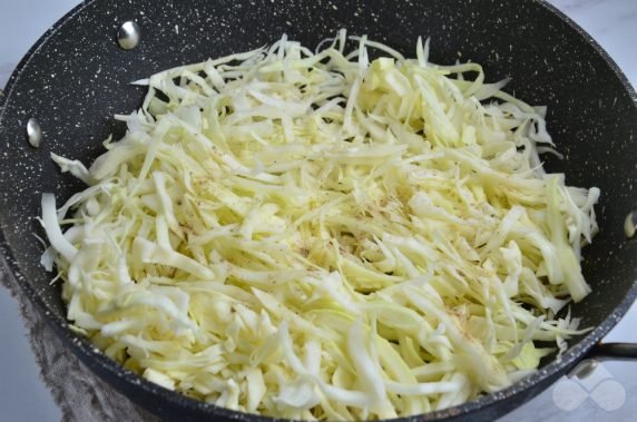 Капуста, тушенная в сметанно-томатном соусе – фото приготовления рецепта, шаг 4