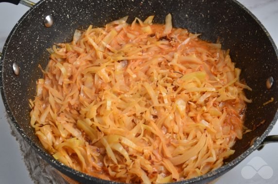 Капуста, тушенная в сметанно-томатном соусе – фото приготовления рецепта, шаг 6