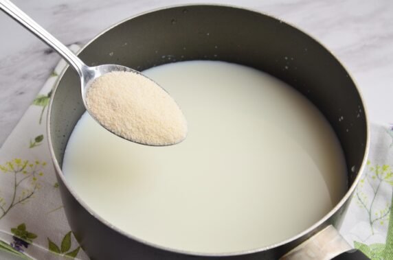 Густая манная каша на молоке – фото приготовления рецепта, шаг 2