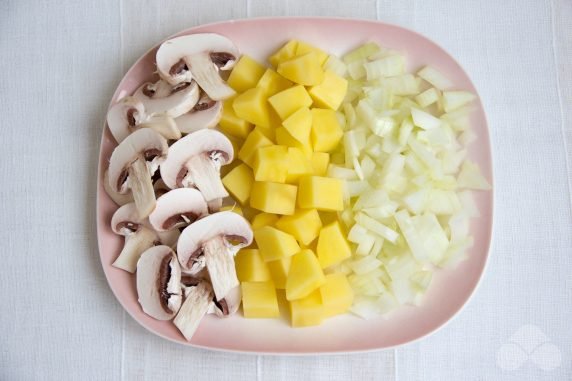 Овощное рагу со свининой и шампиньонами – фото приготовления рецепта, шаг 3