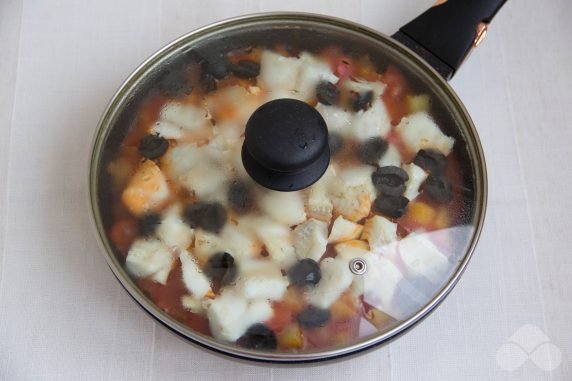 Овощное рагу с рыбой и маслинами – фото приготовления рецепта, шаг 7