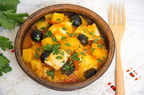 Овощное рагу с рыбой и маслинами – фото приготовления рецепта, шаг 8