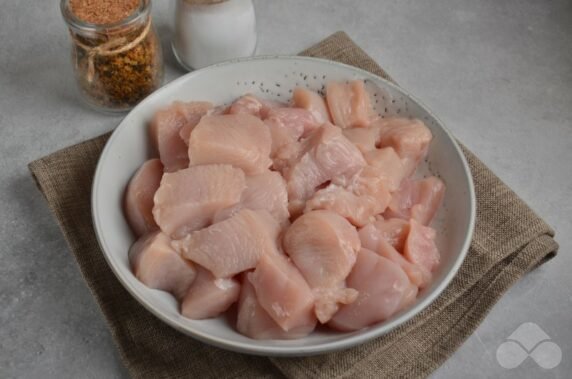 Куриное филе в сливках с горошком и кукурузой – фото приготовления рецепта, шаг 1